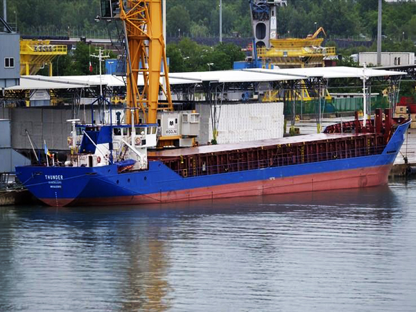 MV Thunder - Unloading of Steel Products 